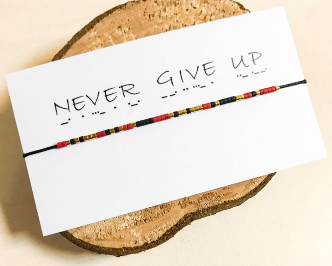Bratara mesaj cod Morse "NEVER GIVE UP"-ceramica placata cu Aur